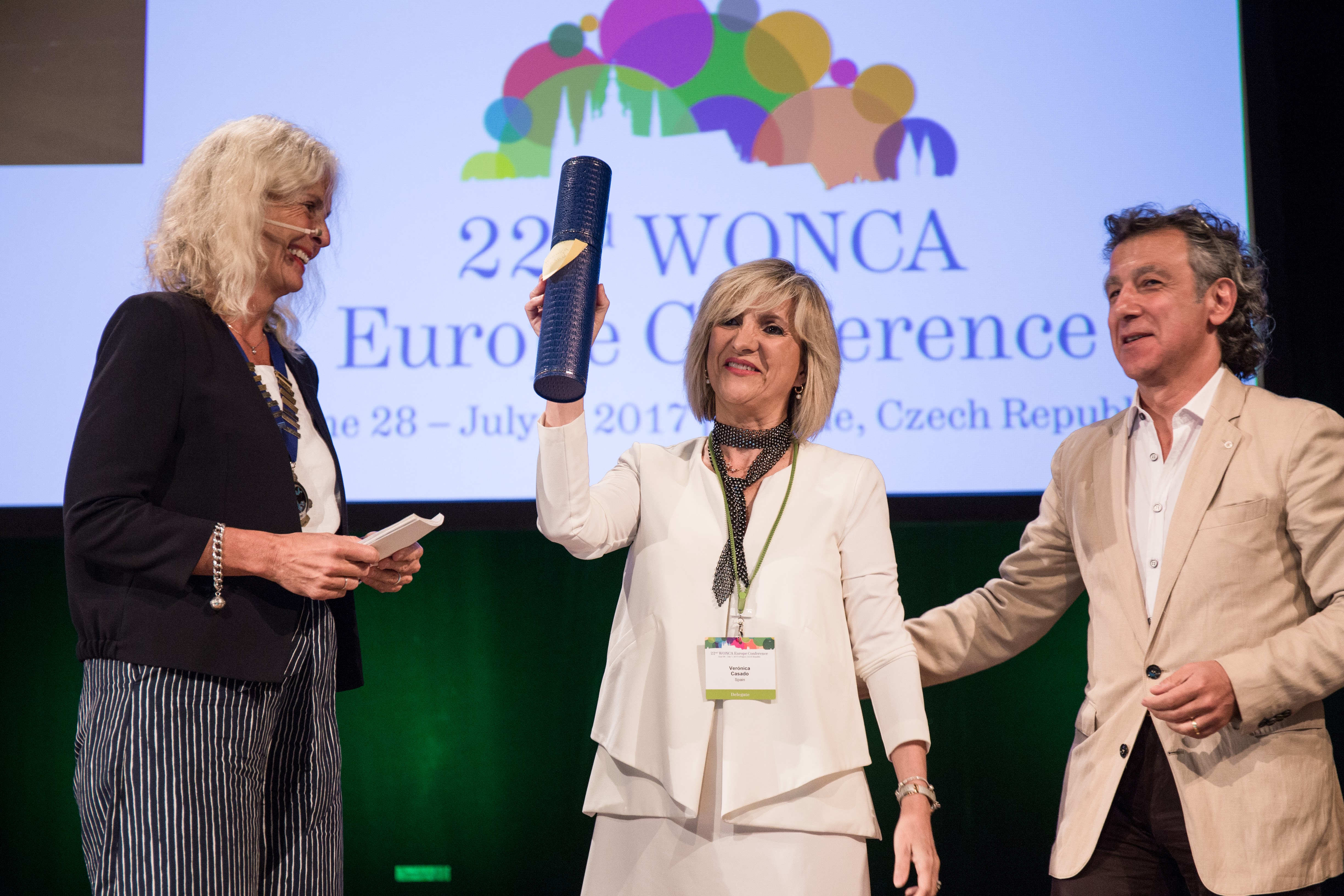 Anna Stavdal MD Presidenta de WONCA Europa entrega el Premio Doctora 5 Estrellas Verónica Casado