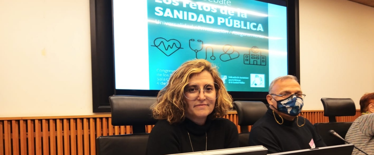 La presidenta de la semFYC, María Fernández, defiende la sanidad universal en una jornada de debate en el Congreso de los Diputados