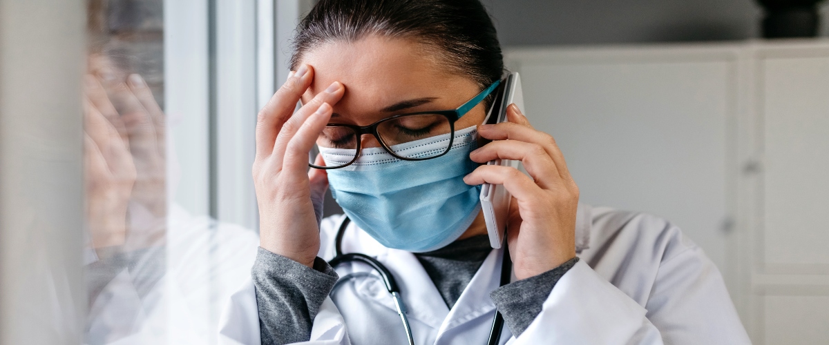 La revista ‘Atención Primaria’ pone el foco en el impacto de la pandemia de la COVID-19 en la salud mental de los profesionales sanitarios